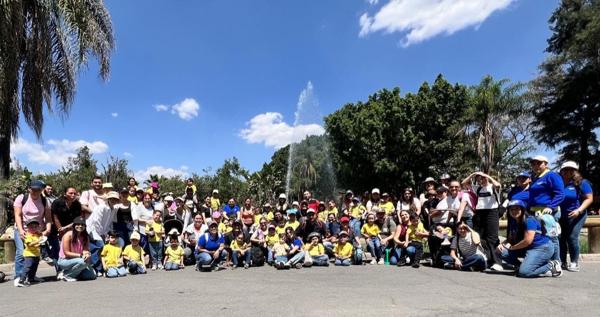 Familias y equipo Naobee reunidos durante una excursión