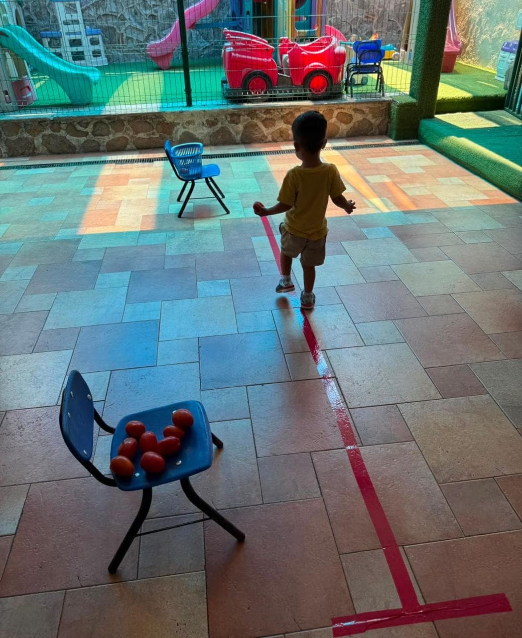 Niño jugando libremente en el patio