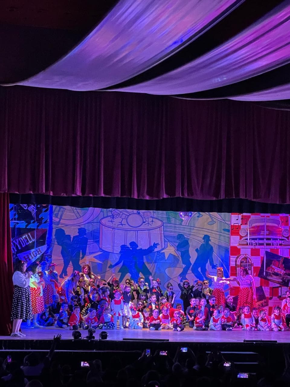 Niños presentando un show de teatro en el escenario